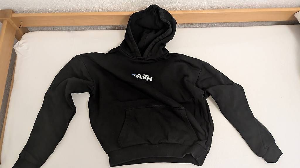 Maglioni & Felpe: Schwarzer Hoodie mit Backprint  – Usato da Niederuzwil venduto da davidseifert 3