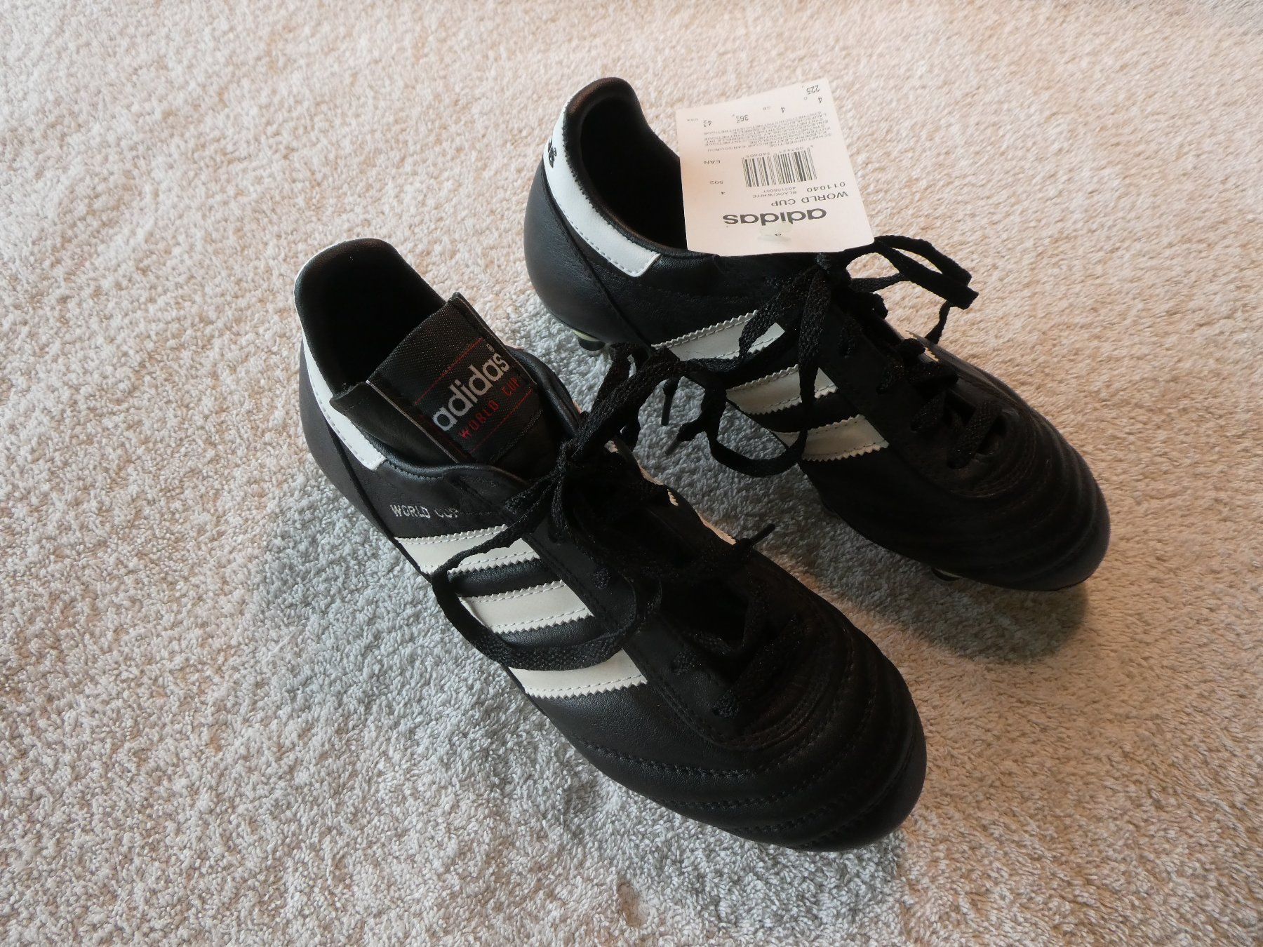 Adidas Scarpe per ragazzi: Neue adidas Nockenschuhe in Grösse 4 – Nuovo e nell'imballaggio originale da Malters venduto da tixitaxi