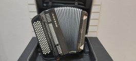 Hohner Fortuna IV 120 Bass C-Stufengriff 4-chörig inkl.koffe