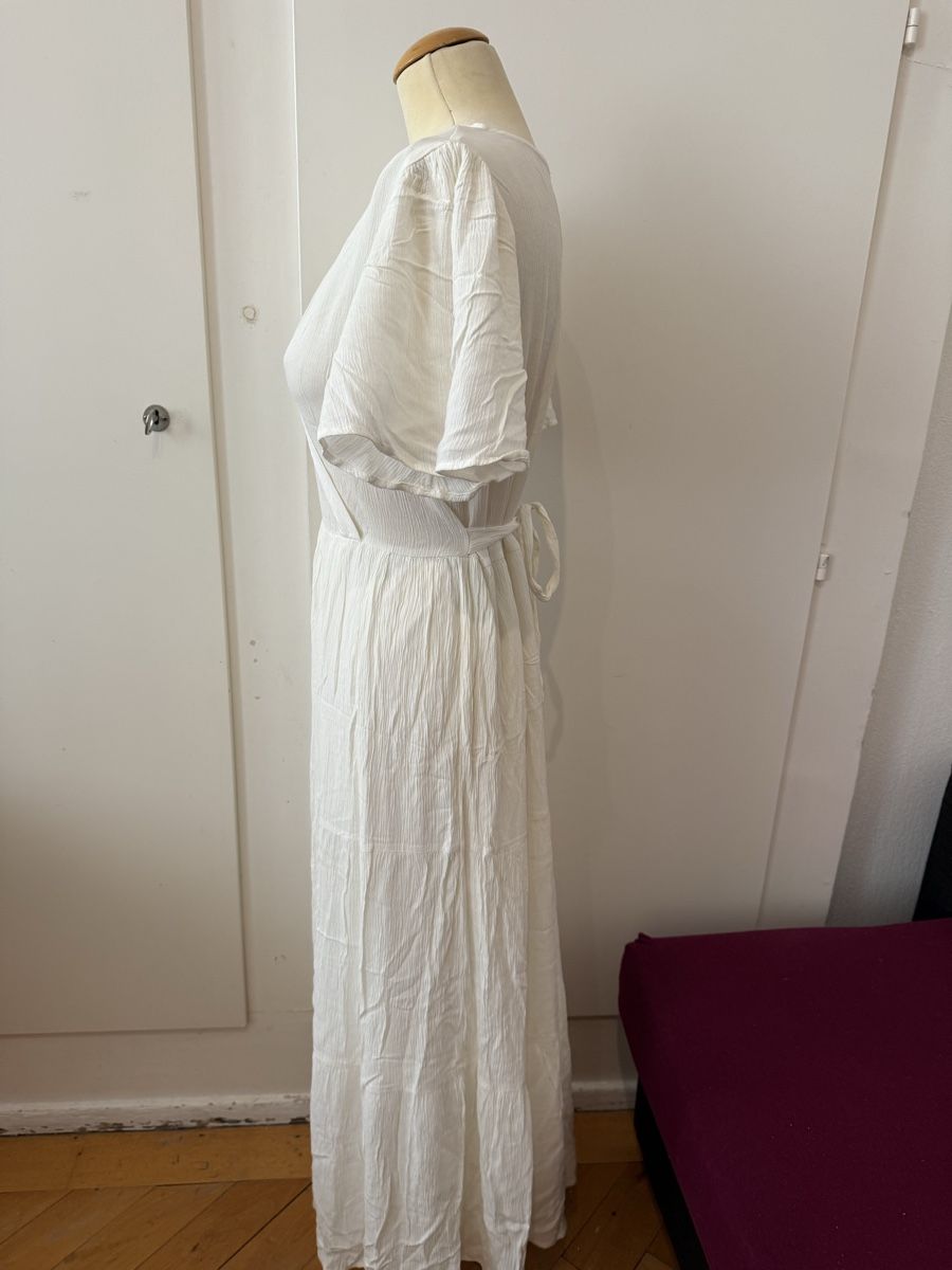 Kleider: Longue robe d’été blanche – Neu (gemäss Beschreibung) aus Le Locle von tchanatakoua 2