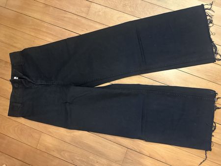 Schwarze Zara Jeans, Grösse 34, mit Fransen - neu!
