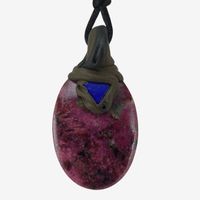 Eudialyt Steinanhänger mit zusätzlichem Lapislazuli