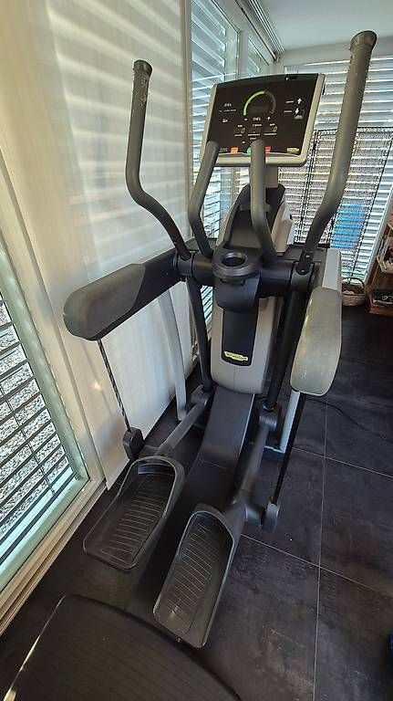 Hometrainer: TechnoGym Crosstrainer für das Ganzkörpertraining – Usato da Felsberg venduto da allcan 1