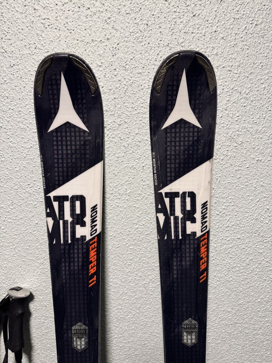 Atomic Skis: Ski Atomic Nomad Temper TI + Stöcke Leki Carbon 120cm – Gebraucht aus Oberengstringen von e-wun 1