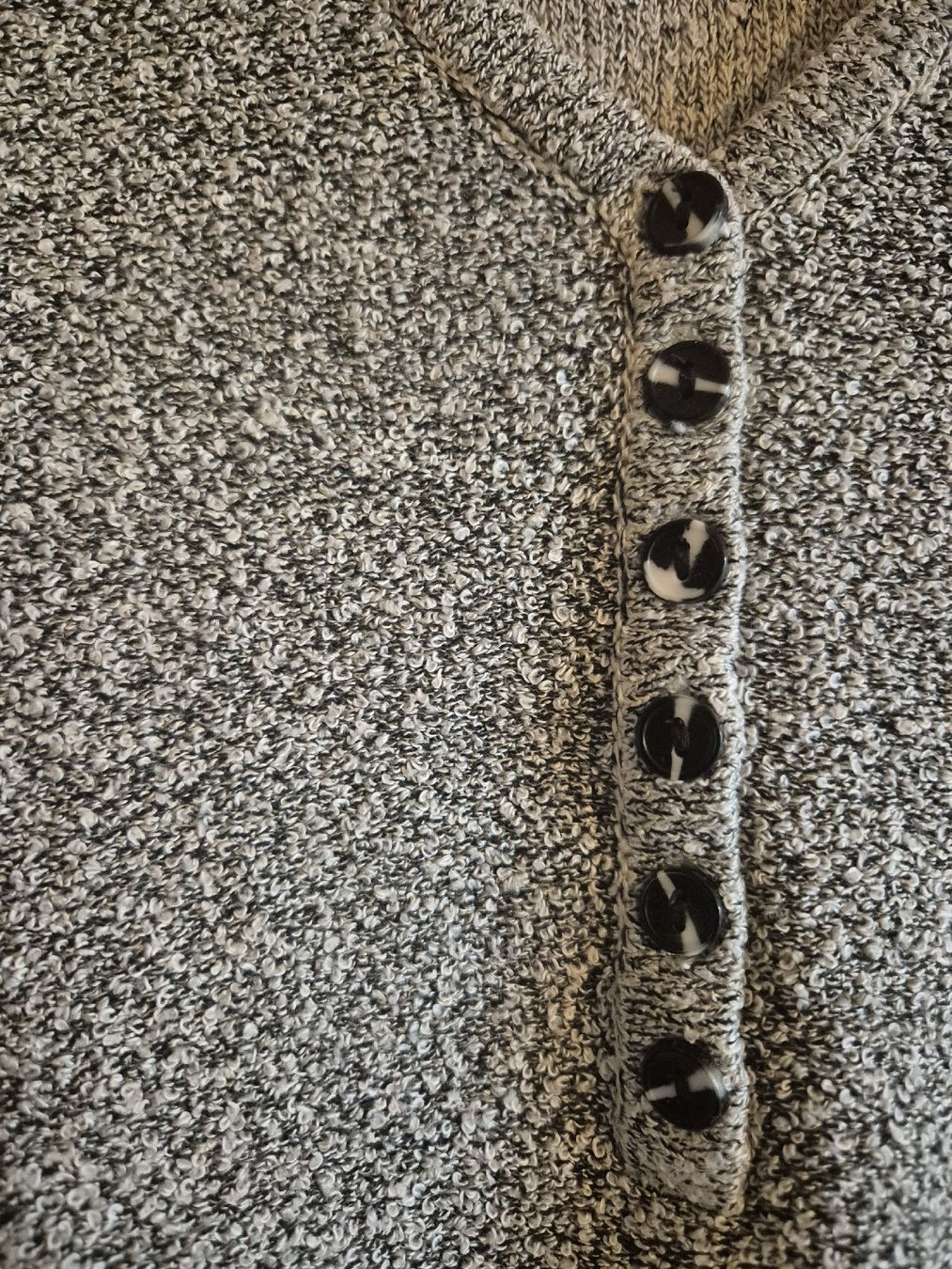 Maglioni & Felpe: Damen Pullover, grau meliert mit Knöpfen, Gr. 48 – Usato da Mürren venduto da daniela_sch_96 3