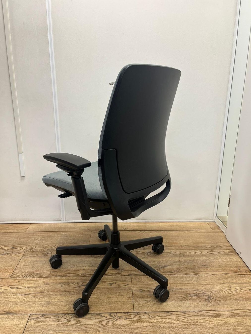 Steelcase Sedie: Steelcase Amia Grau – Usato da Purmerend venduto da Offeco 2