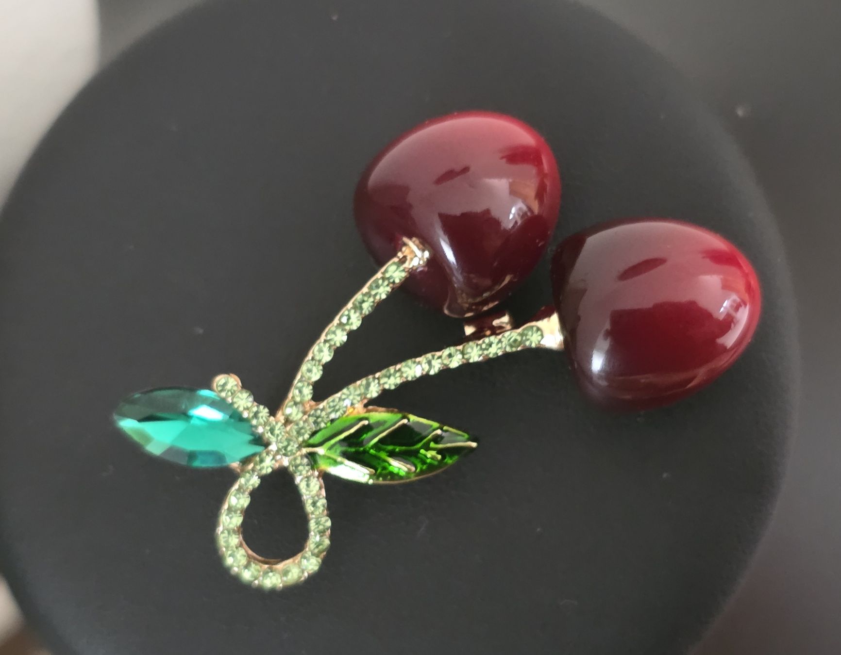 Broches & Aiguilles: Brosche Kirschen rot mit Strass neu – Neuf (Voir description) à Rheinsulz par Gilea 2