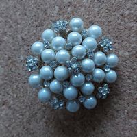 Modeschmuck Brosche mit Perlen und Strass