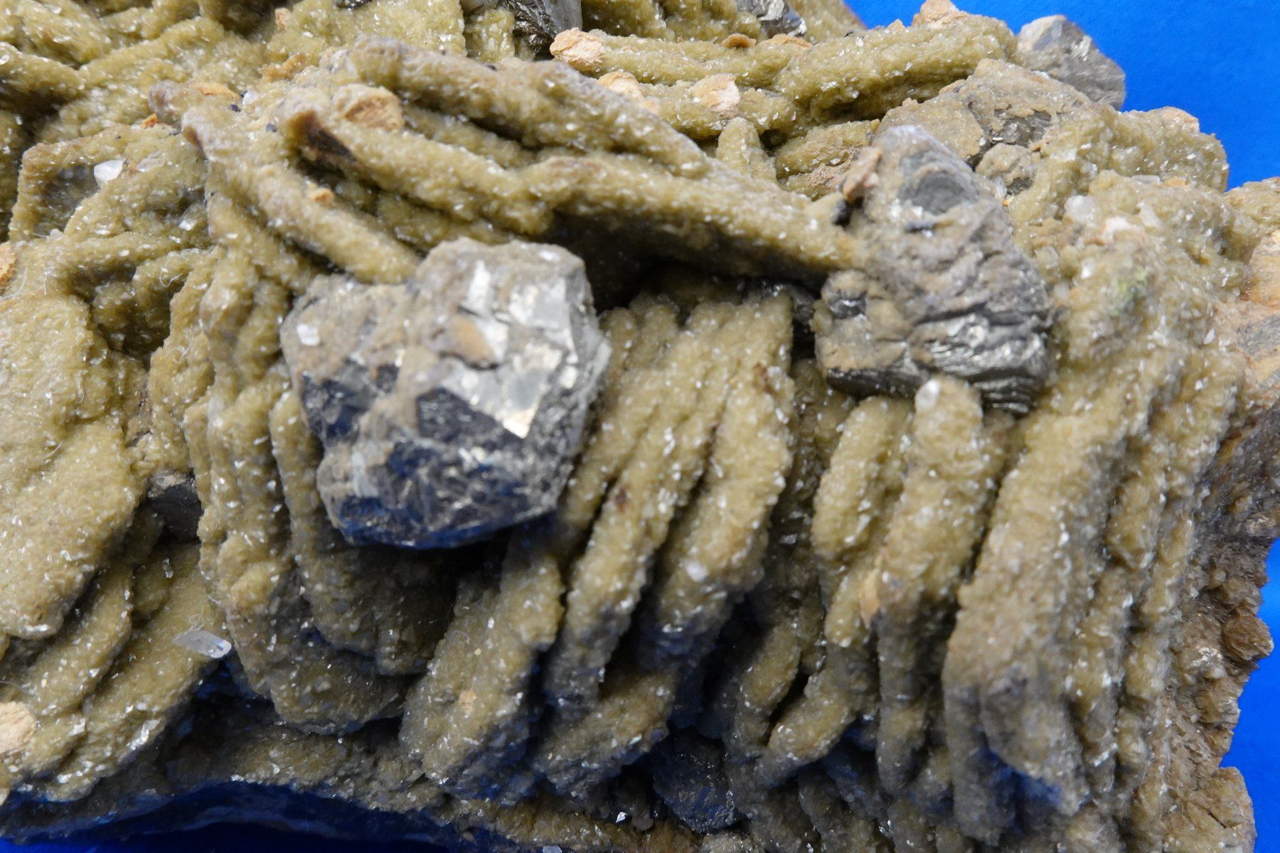 Minerali & Pietre curative: Pyrrhotit mit Siderit und Chalkopyrit – Usato da Schinznach Bad venduto da Demerald 2