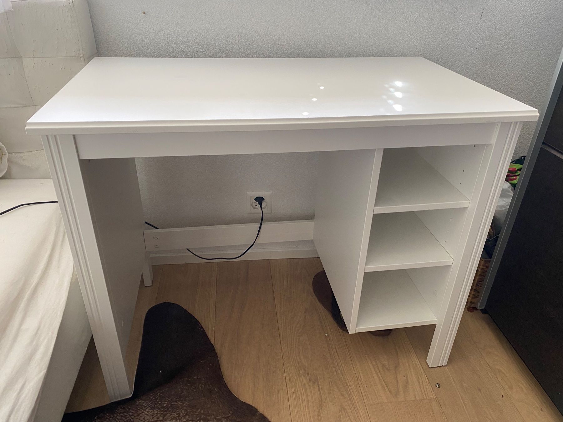 Schreibtische: Weisser Schreibtisch mit Regal – Gebraucht aus Reinach BL von lli_y67n