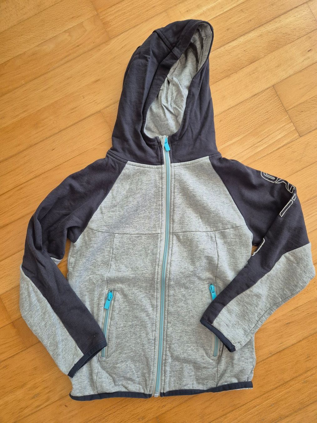 Pulls et sweat-shirts: Kapuzen Pullover Migros Kids Grösse 122/128 – D'occasion à Wittenbach par MOW9