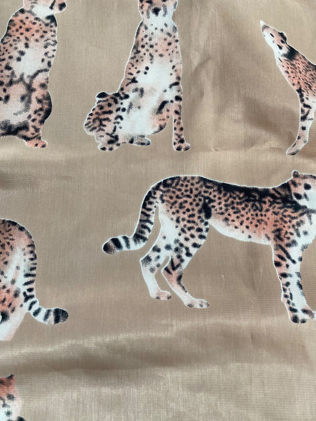Tops: Top Viskose mit Gepardenprint – Gebraucht aus Chur von simhofstr 1