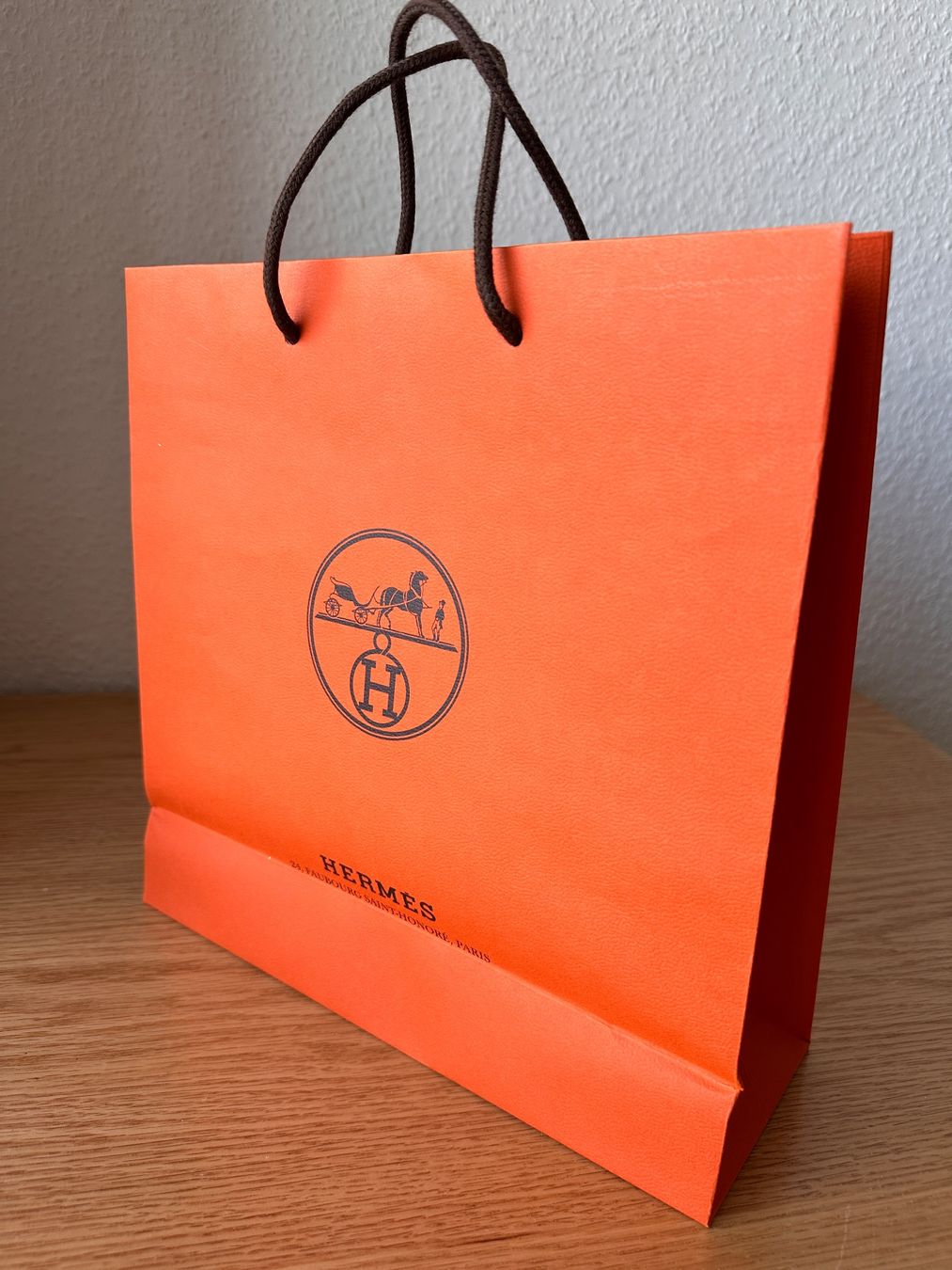 Hermès Borse: Original Hermès shopping paper bag – Nuovo e nell'imballaggio originale da Carouge GE venduto da loveluxury