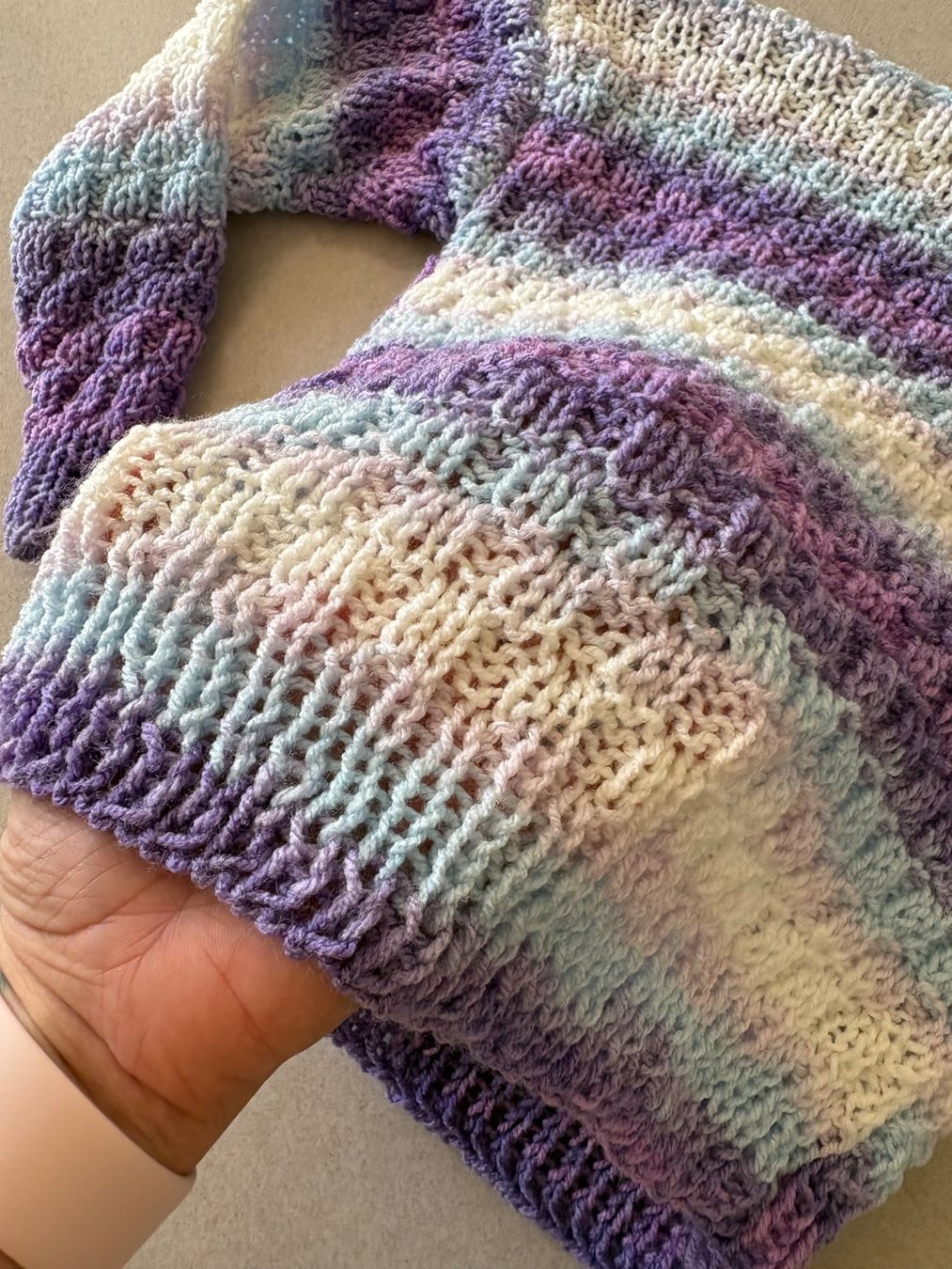 Maglioni & Felpe: Handgestrickter Pullover Streifen Grösse 104-110 neu – Nuovo e nell'imballaggio originale da Basel venduto da Tierschutz-Flohmi 2
