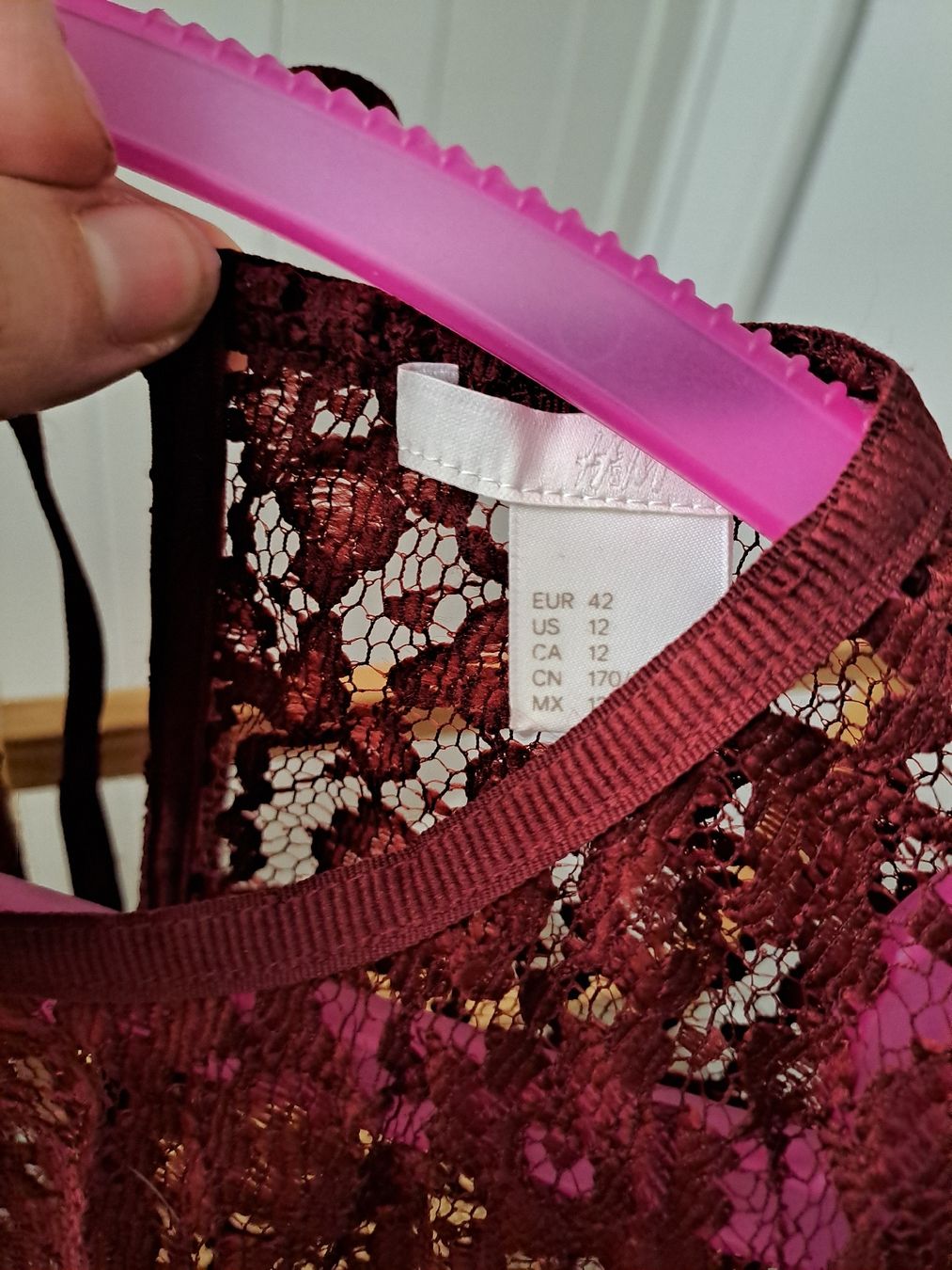H&M Chemisiers: Spitzenbluse H&M Farbe Weinrot Gr. 42  – D'occasion à Rickenbach LU par bishiida 1