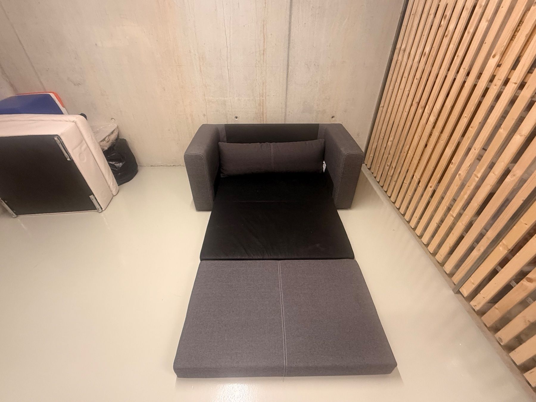 Sofas: Schlafsofa grau Stoff ausziehbar – Gebraucht aus Jona von Fenstermodus 3