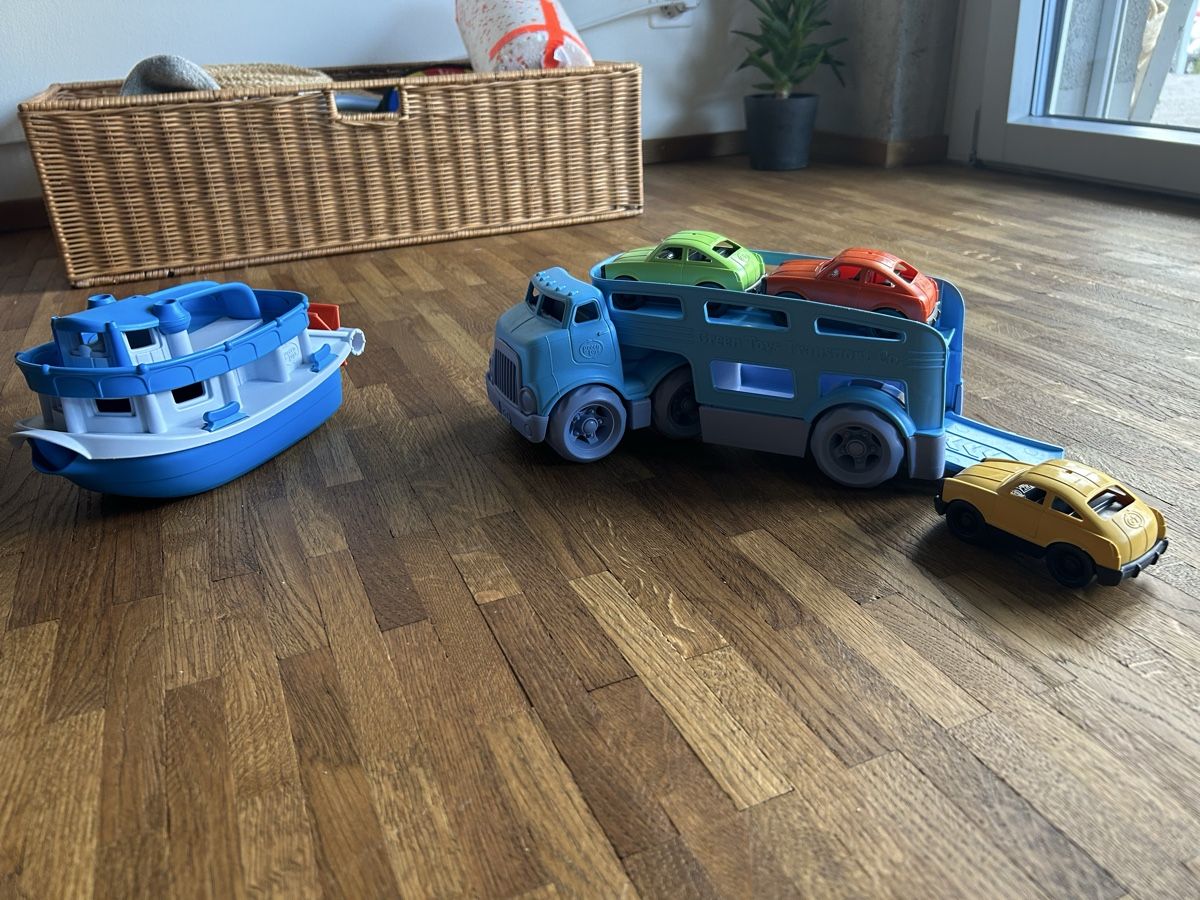 Jouets: Green Toys Auto Transporter & Boot – D'occasion à Kriens par Exberlinerz