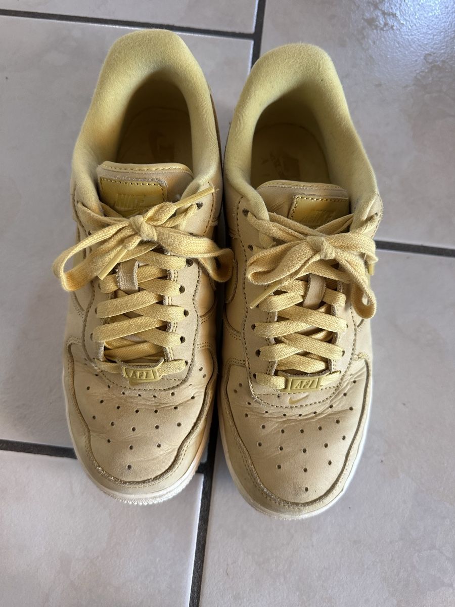 Nike Scarpe da donna: Nike Air Force 1 Damen  gelb 38.5  – Usato da Uetliburg SG venduto da Luckyeightone