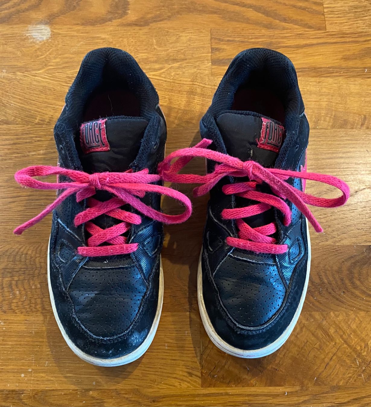 Nike Scarpe per ragazze: NIKE MÄDCHENSCHUHE SCHWARZ-PINK GR. 33.5 – Usato da Sarmenstorf venduto da Froeschli81