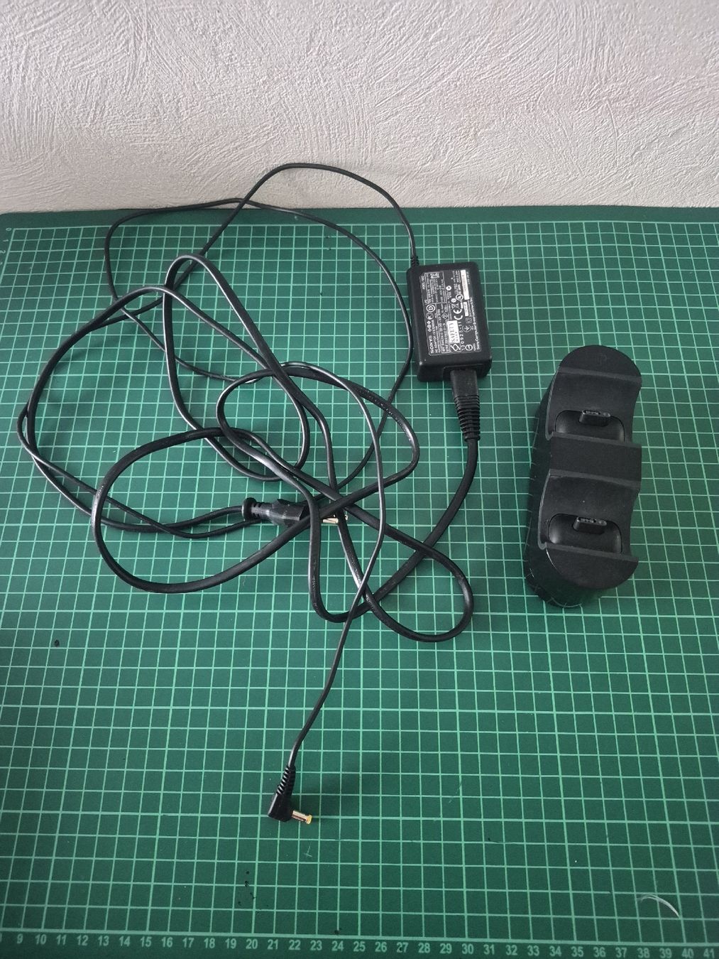 Sony Adattatori & Cavi: Sony Dualshock 4 Ladestation- Ps4 controller charger – Usato da Meyrin venduto da Retro-GZ