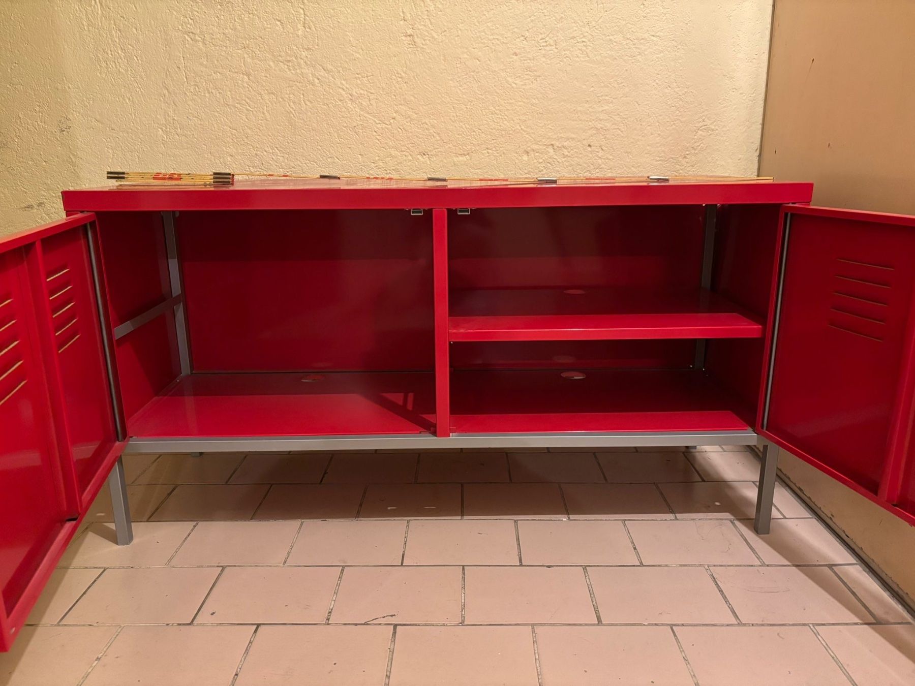 IKEA PS Schrank rot aus Metall, abschließbar, 119x63x40 (Gebraucht) in Zürich für CHF 20 – nur Abholung auf Ricardo kaufen