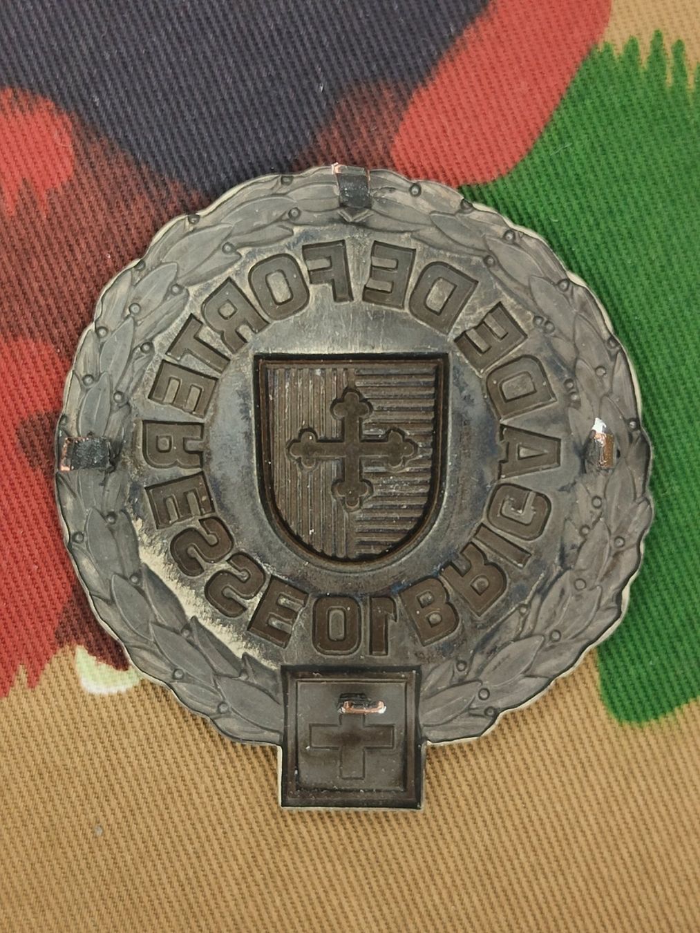 Schweizer Armee Placchette & Badge: Béretemblem Festungsbrigade 10, neu – Nuovo (secondo la descrizione) da Bauma venduto da SwissMilitaria 1