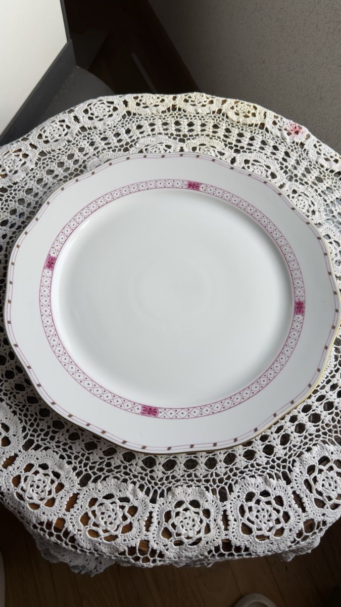 Herend Plateaux: Herend Servierplatte Rund mit Randmuster guter Zustand – D'occasion à Emmen par Lampery