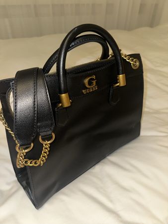 GUESS Handtasche Schwarz mit Goldkette – Wie neu!
