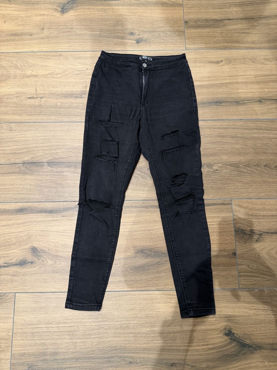 Jeans: Schwarze Destroyed Jeans, Missguided, Grösse 40/S – Gebraucht aus St. Gallen von Xbylucas