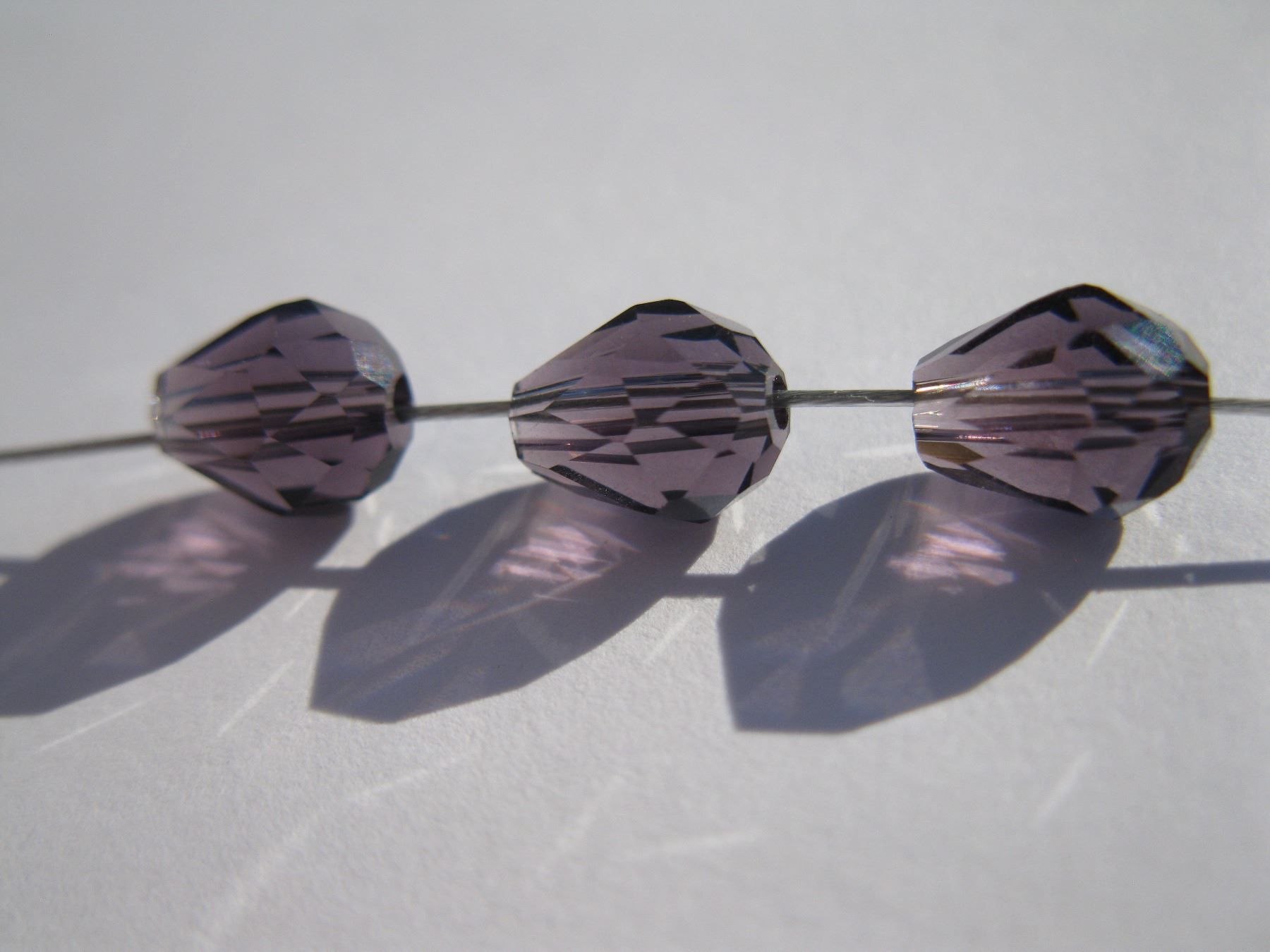 Perlen (unechte): 25 Glasperlen Tropfen facettiert, violett, 7mm – Neu und originalverpackt aus St. Margarethen TG von LuanaKa 1