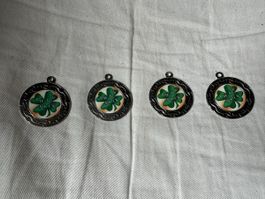 4 gleiche silberne Medaillen