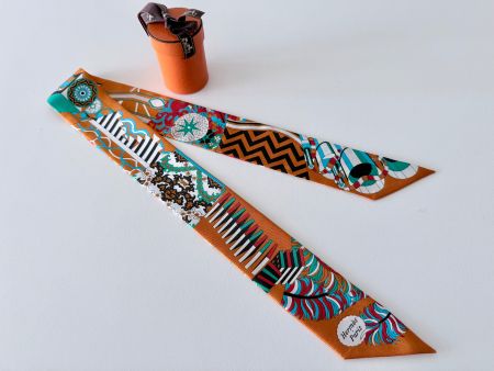 Superbe twilly HERMES-Paris "Circuit 24 Faubourg”, 100% soie