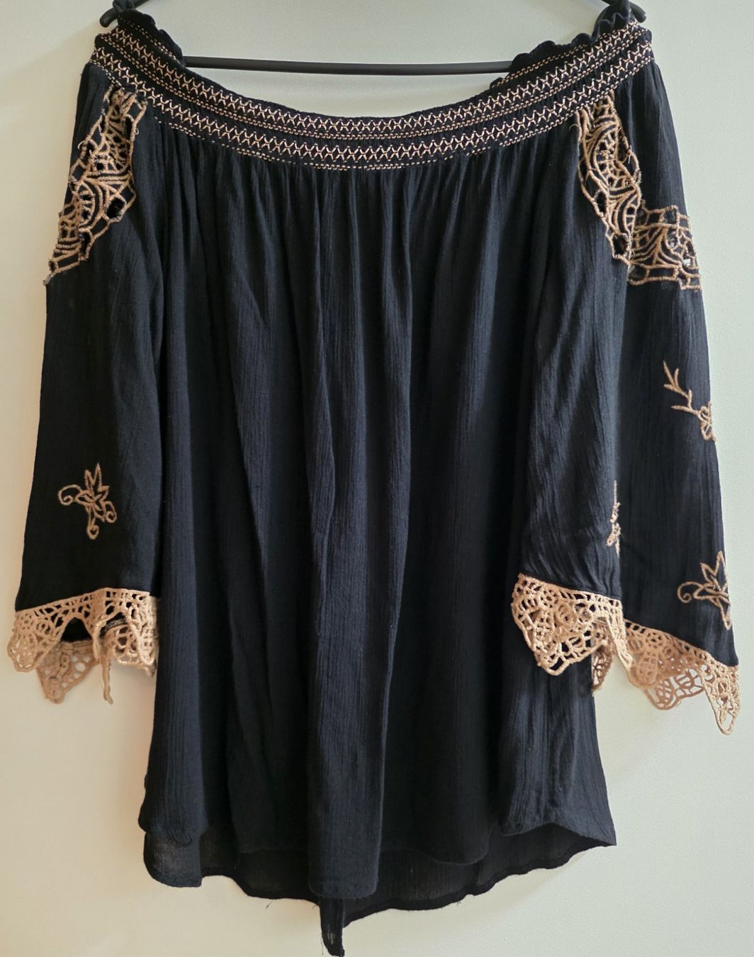Camicette: Schickes, schulterfreies Sommer-Bluse mit Spitze – Usato da Basel venduto da sci_67ms 7