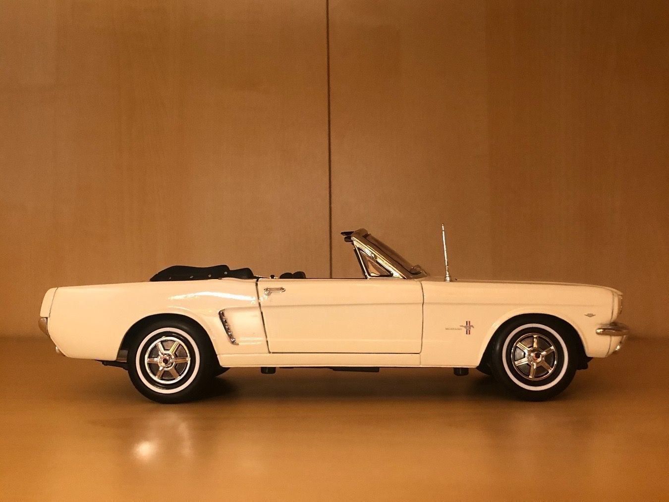 Ford Modellautos: Ford Mustang Convertible 1:18 – Neu (gemäss Beschreibung) aus Tuggen von Chrig_SZ 3