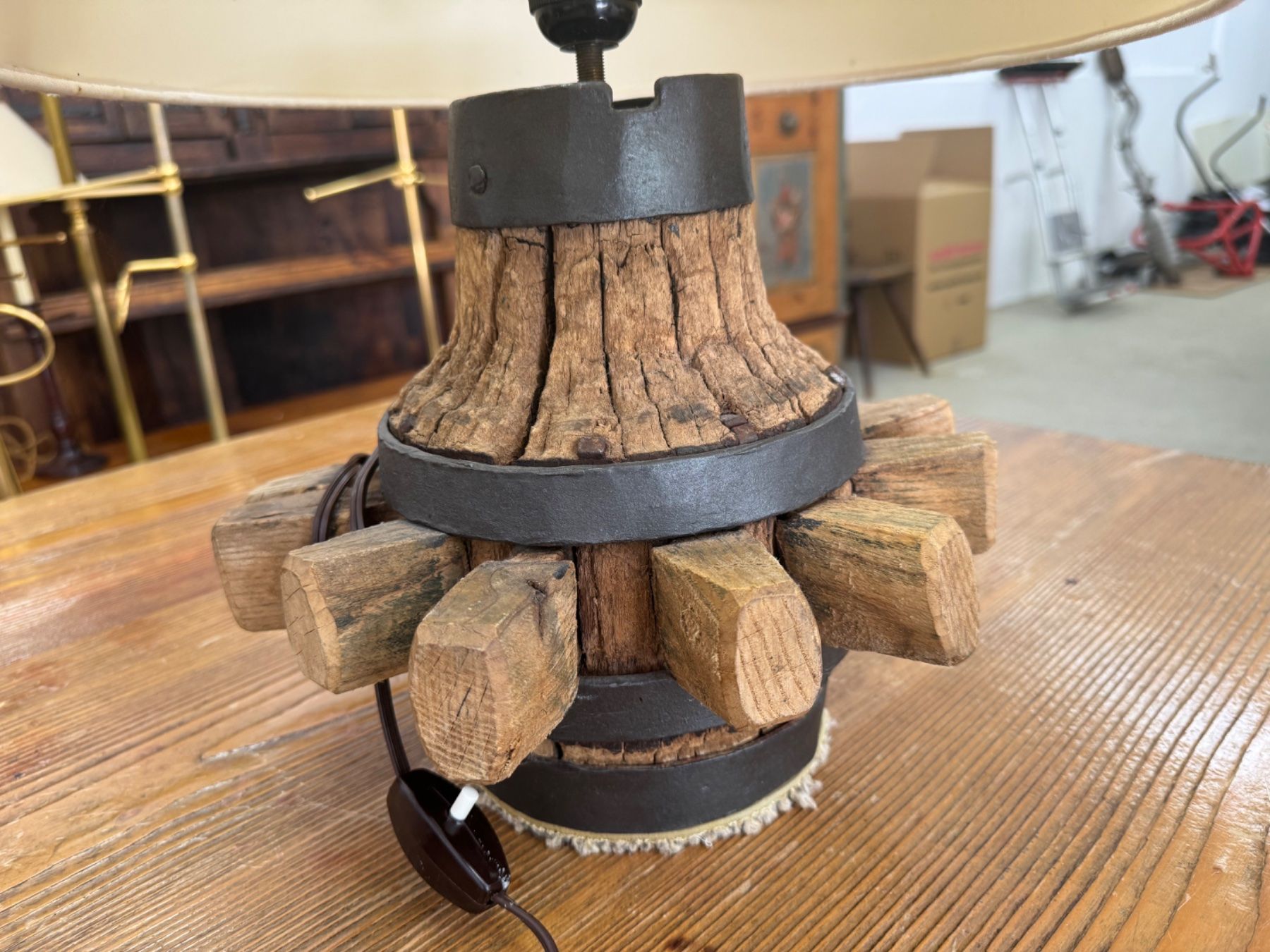 Lampade: Antique Wagon Wheel Hub Lamp – Usato da Gsteig b. Gstaad venduto da Auctionly 4
