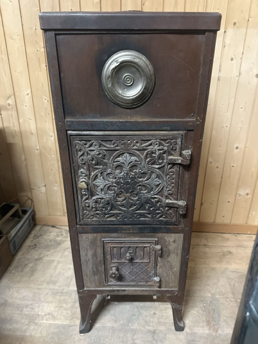 Altri mobili d'antiquariato: Antiker Kachelofen dunkelbraun – Usato da Baar venduto da Hillsboro 1