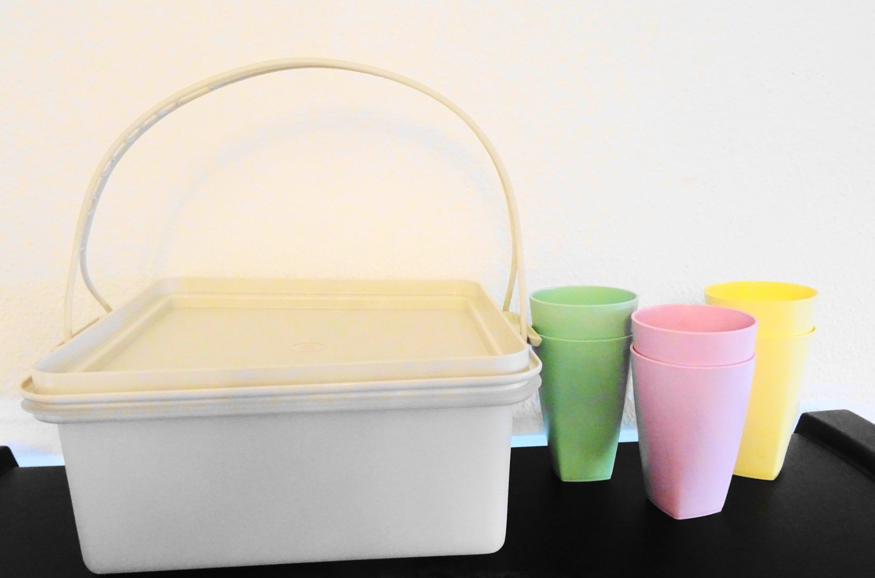 Tupperware Contenitori & Simili: Tupperware Picknick Set, Behälter und 6 Becher – Usato da Zürich venduto da Connie8