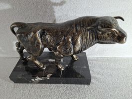 Metall Stier auf Marmorsockel