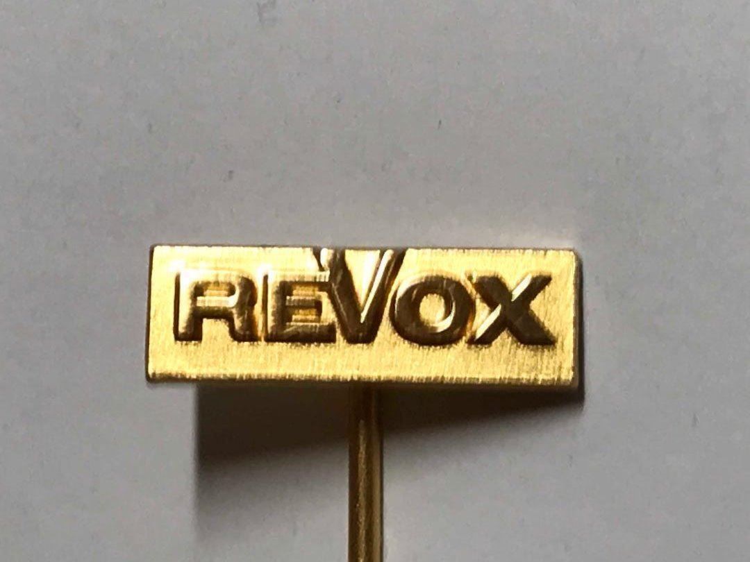 Spille & Fermagli: Goldene Revox - Anstecknadel – Nuovo e nell'imballaggio originale da Bonaduz venduto da Mikebond 1