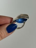 Spezieller Ring aus 925 Silber und blauem Glas