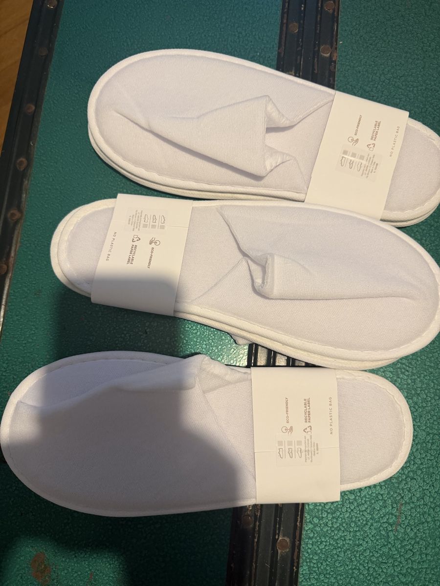 Lotti di vestiti: Set di 3 pantofole taglia unica – Nuovo e nell'imballaggio originale da Lugano venduto da can_xdd8