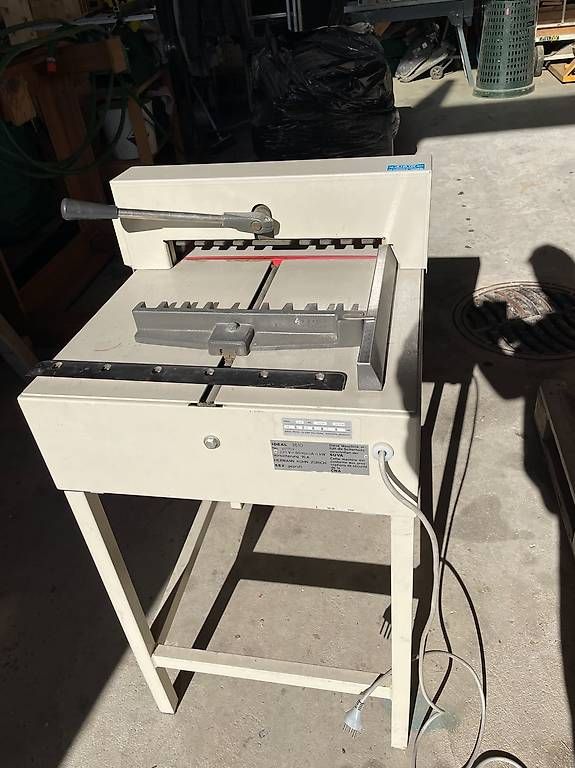 Tutte le macchine: guillotine de bureau – Usato da Botyre (Ayent) venduto da mos_z9sz