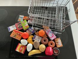 Kleiner Einkaufswagen mit vielen Einkäufen