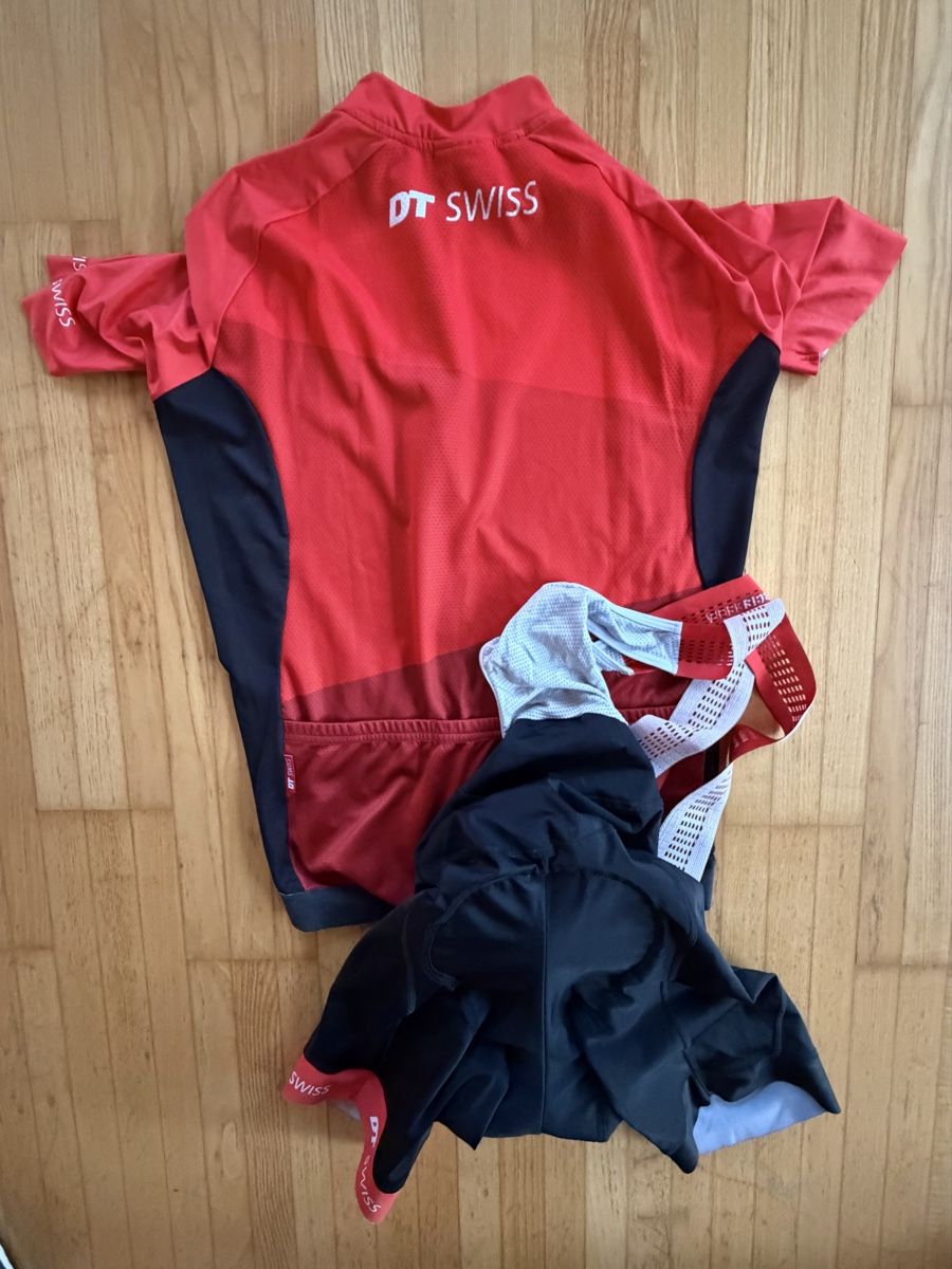Canottiere & Pantaloni: DT Swiss Radsport-Set – Usato da Wattwil venduto da Deaken 1