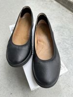 schwarze, lederne Ballerinas in Größe 39
