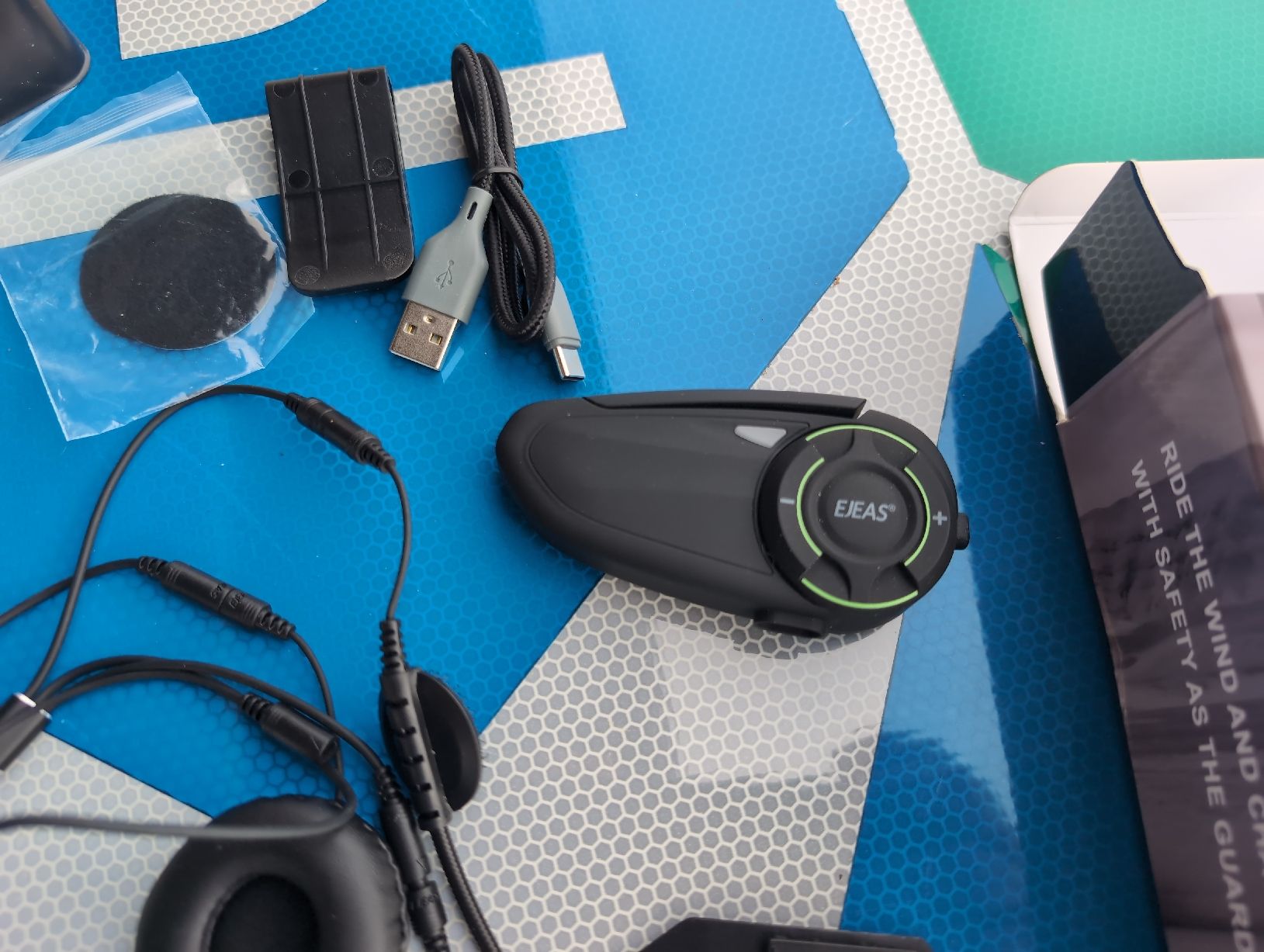 Casques audio: Intercom Moto EJ EAS Q8 6-Riders – D'occasion à Ins par Nrg 1