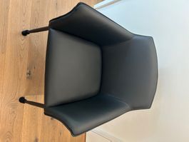 Armlehnstuhl schwarz Leder neuwertig mit Metallbeinen
