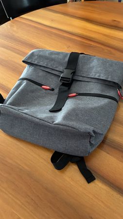 Grauer Rucksack, neu, ideal für den Alltag!
