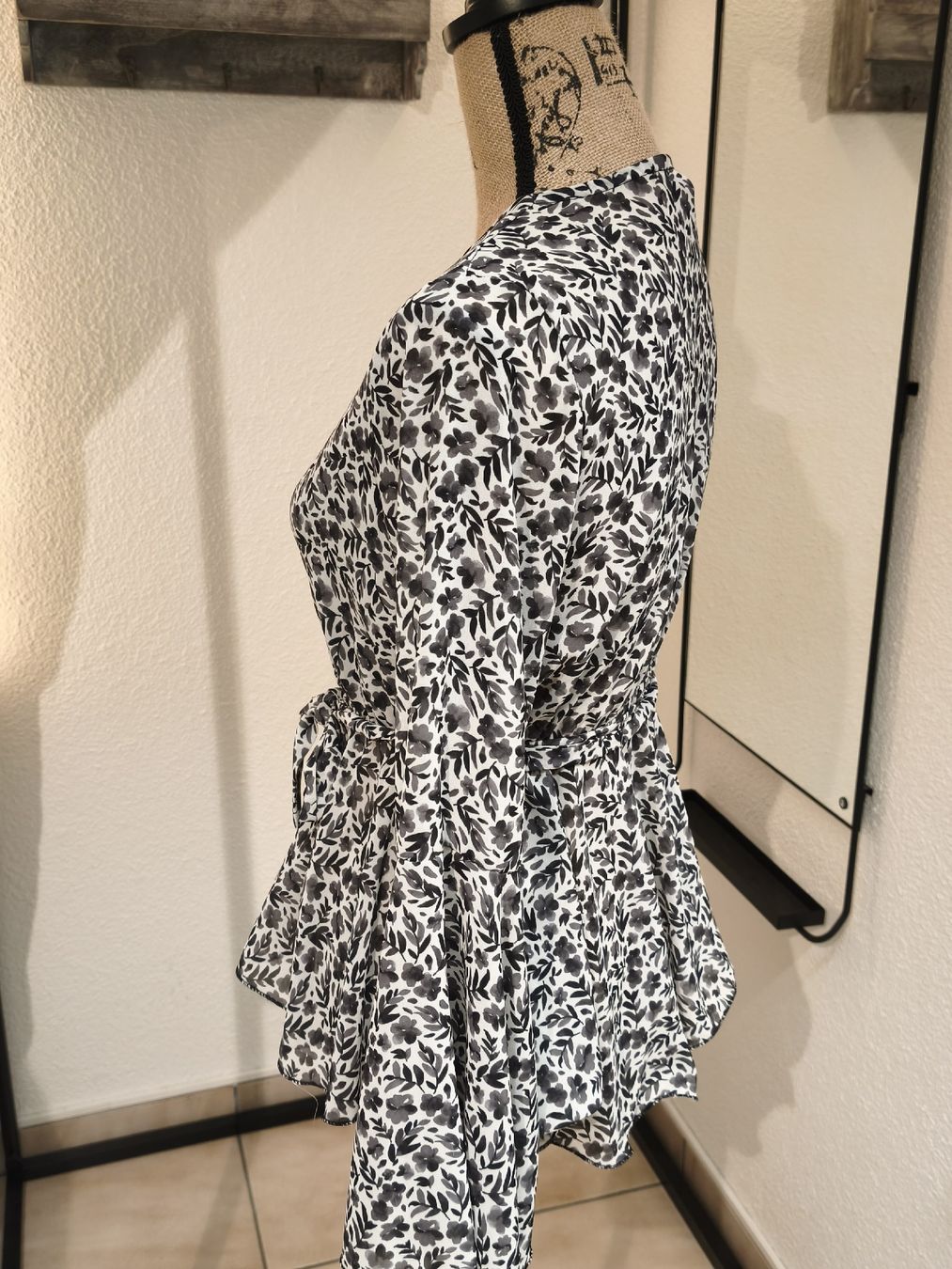 Camicette: Damen Bluse schwarz weiss Blumenmuster mit Bindegürtel – Nuovo (secondo la descrizione) da Emmetten venduto da SecondhandSiska 1