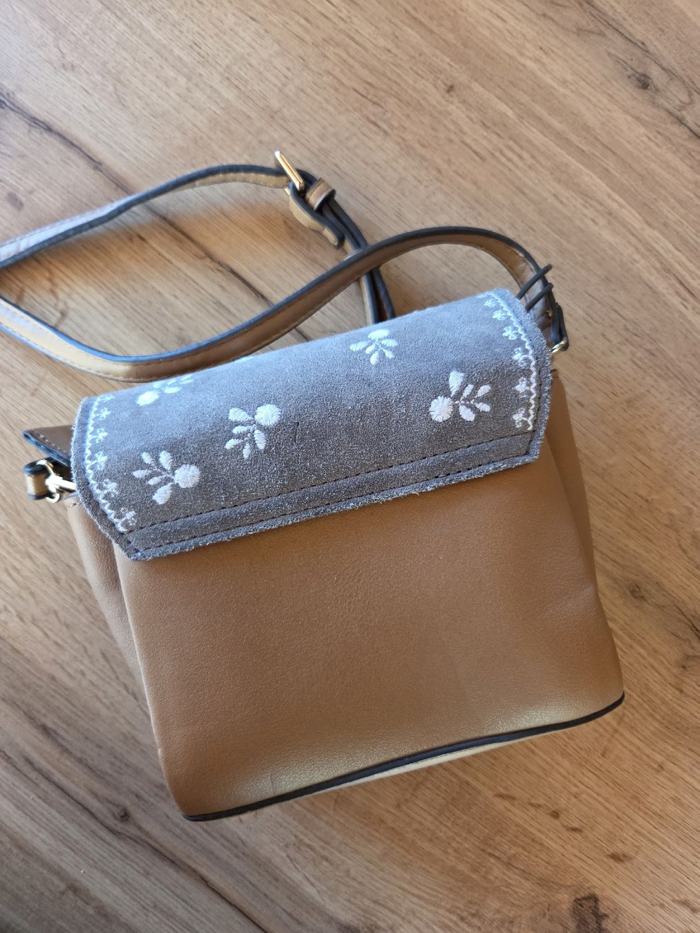 Taschen für Damen: Umhängetasche klein, Dirndl-Accessoire – Gebraucht aus Dallenwil von Lea567 2